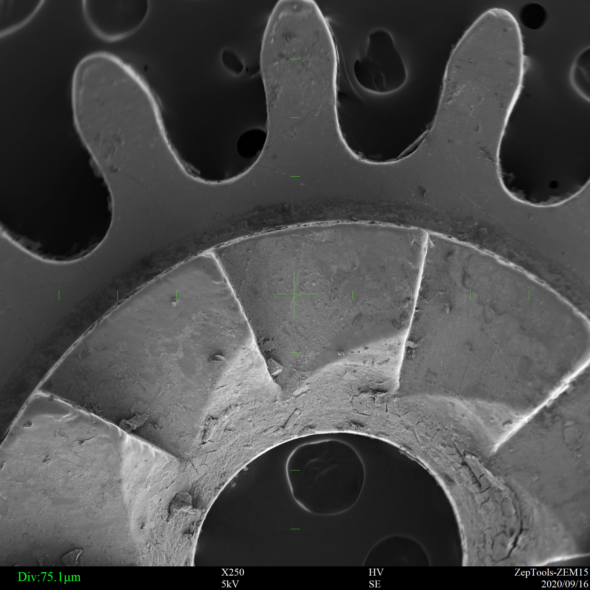 臺式掃描電鏡下齒輪樣品(會議現(xiàn)場拍攝) 臺式掃描電鏡下齒輪樣品(會議現(xiàn)場拍攝)